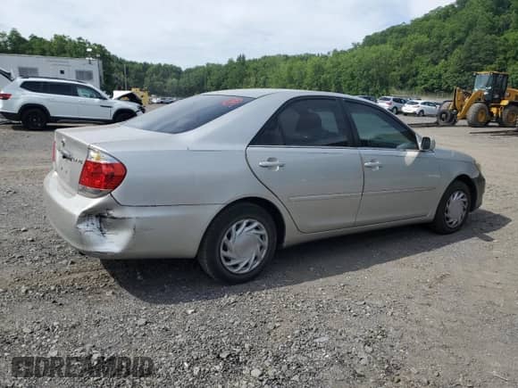 2005 Toyota Camry STD с VIN 4T1BE32K15U085484, выставлен на аукционе Copart как лот 61790455 с пробегом 226 914 миль миль и Списание • Salvage title. История ставок и продаж доступна на DreamBid. Изображение 3.