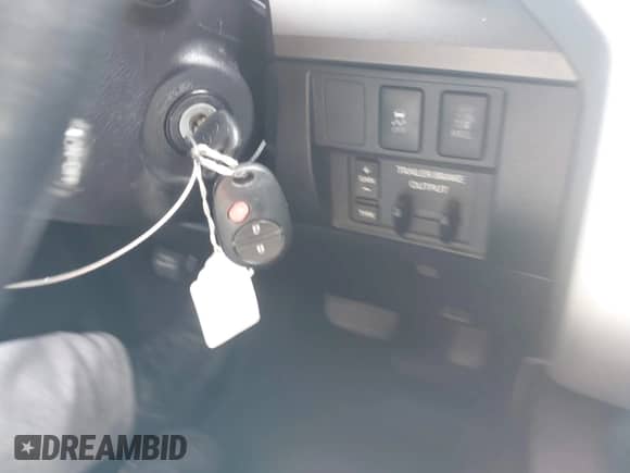 2017 Toyota Tundra SR5 z VIN 5TFEW5F15HX220755, wystawiony jako IAAI lot #42678941 z przebiegiem 188 368 mil mil oraz . Historia ofert i sprzedaży dostępna na DreamBid. Obrazek 11.