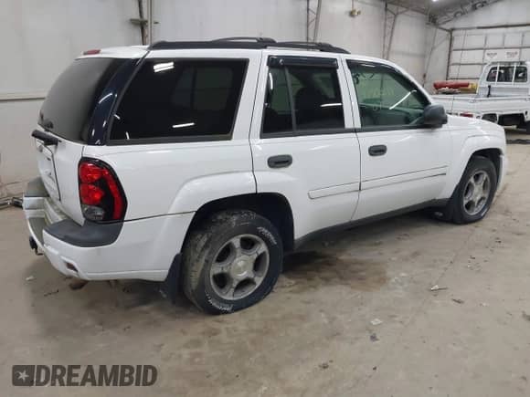 2007 Chevrolet TrailBlazer LT z VIN 1GNDT13S872291493, wystawiony jako IAAI lot #43500129 z przebiegiem 130 000 mil mil oraz . Historia ofert i sprzedaży dostępna na DreamBid. Obrazek 4.