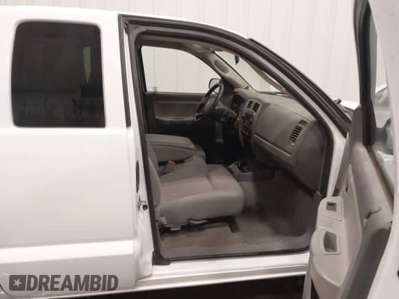 2007 Dodge Dakota SLT z VIN 1D7HE42K07S164847, wystawiony jako IAAI lot #43383740 z przebiegiem 108 064 mil mil oraz . Historia ofert i sprzedaży dostępna na DreamBid. Obrazek 5.