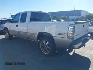2001 Chevrolet Silverado 1500 LS z VIN 1GCEK19T51E287181, wystawiony jako IAAI lot #43560361 z przebiegiem Nie podano mil oraz . Historia ofert i sprzedaży dostępna na DreamBid. Obrazek 3.