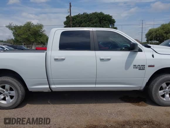 2020 Ram 1500 SLT z VIN 1C6RR6TT3LS102642, wystawiony jako IAAI lot #42458696 z przebiegiem 101 480 mil mil oraz . Historia ofert i sprzedaży dostępna na DreamBid. Obrazek 13.