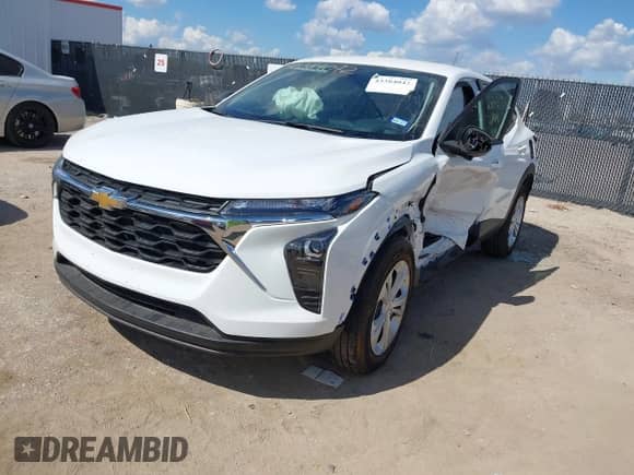 2025 Chevrolet Trax LS with VIN KL77LFEP5SC231280, listed as a IAAI auction lot 43384042 with 7,205 mi miles and . Bid and sale history available at DreamBid. Image 2.