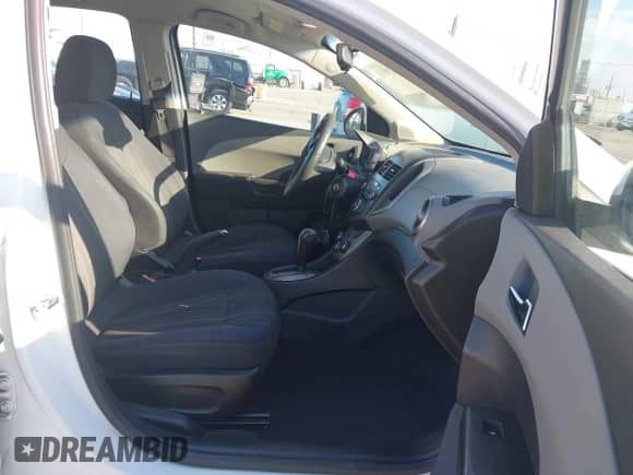 2013 Chevrolet Sonic LT z VIN 1G1JC5SG1D4163184, wystawiony jako IAAI lot #43299118 z przebiegiem 131 205 mil mil oraz . Historia ofert i sprzedaży dostępna na DreamBid. Obrazek 5.