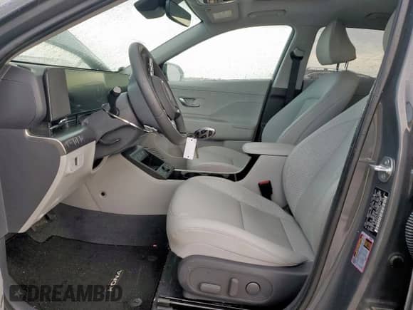 2025 Hyundai Kona Limited с VIN KM8HE3A32SU203784, выставлен на аукционе Copart как лот 60232745 с пробегом 4 214 миль миль и Чистый • Clean title. История ставок и продаж доступна на DreamBid. Изображение 7.