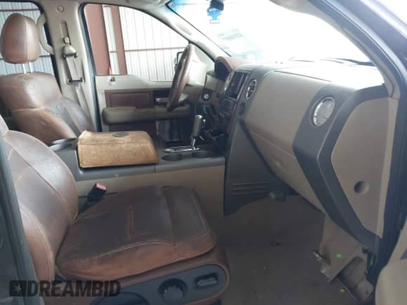 2005 Ford F-150 XLT z VIN 1FTPW14555KD18961, wystawiony jako IAAI lot #43316057 z przebiegiem 240 447 mil mil oraz . Historia ofert i sprzedaży dostępna na DreamBid. Obrazek 5.