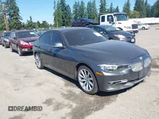 2013 BMW 3 Series 328i xDrive с VIN WBA3B3C57DF539697, выставлен на аукционе IAAI как лот 42665882 с пробегом 122 043 миль миль и . История ставок и продаж доступна на DreamBid. Изображение 1.