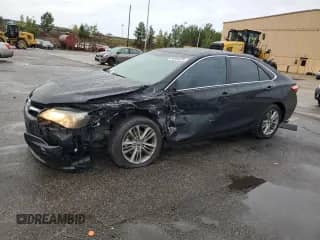2017 Toyota Camry XLE z VIN 4T1BF1FK1HU368614, wystawiony jako Copart lot #86056235 z przebiegiem 135 860 mil mil oraz Szkoda całkowita • Salvage title. Historia ofert i sprzedaży dostępna na DreamBid. Obrazek 1.