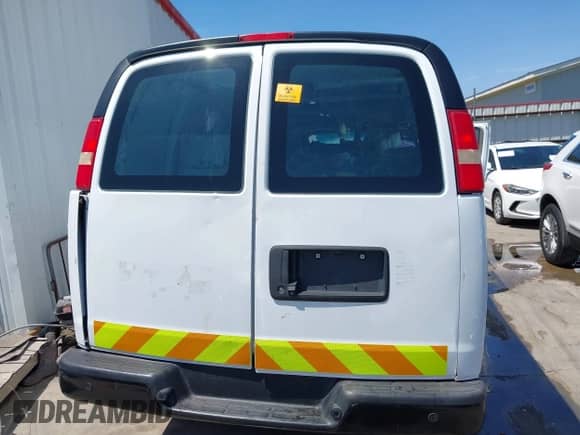 2014 Chevrolet Express Cargo z VIN 1GCWGGFAXE1149130, wystawiony jako IAAI lot #37273590 z przebiegiem 210 000 mil mil oraz . Historia ofert i sprzedaży dostępna na DreamBid. Obrazek 16.