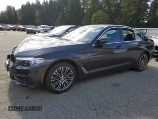 2019 BMW 5 Series 530e xDrive z VIN WBAJB1C55KB375835, wystawiony jako Copart lot #82312485 z przebiegiem Nie podano mil oraz Szkoda całkowita • Salvage title. Historia ofert i sprzedaży dostępna na DreamBid. Obrazek 1.