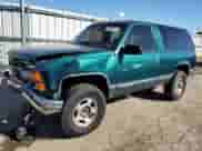 1998 Chevrolet Tahoe z VIN 3GNEK18R1WG135184, wystawiony jako Copart lot #77635704 z przebiegiem 225 016 mil mil oraz Szkoda całkowita • Salvage title. Historia ofert i sprzedaży dostępna na DreamBid. Obrazek 1.
