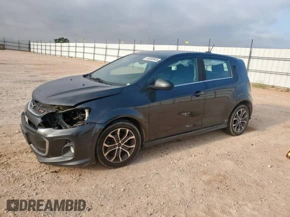 2018 Chevrolet Sonic LT z VIN 1G1JD6SH8J4103068, wystawiony jako Copart lot #64688945 z przebiegiem 103 351 mil mil oraz Szkoda całkowita • Salvage title. Historia ofert i sprzedaży dostępna na DreamBid. Obrazek 1.