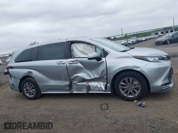 2021 Toyota Sienna XLE with VIN 5TDYSKFCXMS009818, listed as a IAAI auction lot 43239952 with 86,796 mi miles and . Bid and sale history available at DreamBid. Image 13.