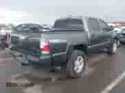 2015 Toyota Tacoma PreRunner z VIN 3TMJU4GN0FM185366, wystawiony jako IAAI lot #43316251 z przebiegiem 77 520 mil mil oraz . Historia ofert i sprzedaży dostępna na DreamBid. Obrazek 4.