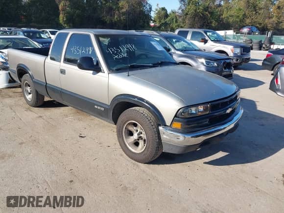 1998 Chevrolet S-10 LS z VIN 1GCCS19X0WK123534, wystawiony jako IAAI lot #43512998 z przebiegiem 183 283 mil mil oraz . Historia ofert i sprzedaży dostępna na DreamBid. Obrazek 1.