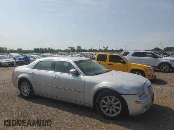 2008 Chrysler 300 C Hemi с VIN 2C3LA63H78H211061, выставлен на аукционе Copart как лот 71442965 с пробегом 212 054 миль миль и Списание • Salvage title. История ставок и продаж доступна на DreamBid. Изображение 4.
