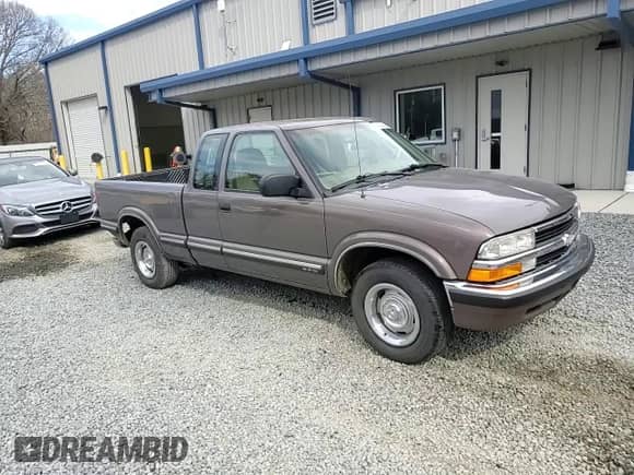 1998 Chevrolet S-10 LS с VIN 1GCCS19X0WK100710, выставлен на аукционе Copart как лот 61636495 с пробегом 216 032 миль миль и Списание • Salvage title. История ставок и продаж доступна на DreamBid. Изображение 10.
