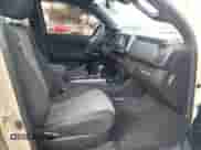 2020 Toyota Tacoma SR5 z VIN 3TMBZ5DN5LM026533, wystawiony jako IAAI lot #41529069 z przebiegiem 87 710 mil mil oraz . Historia ofert i sprzedaży dostępna na DreamBid. Obrazek 5.