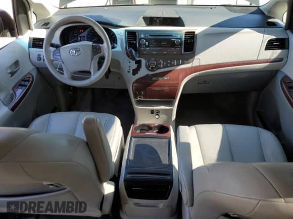 2014 Toyota Sienna XLE z VIN 5TDYK3DC1ES433804, wystawiony jako Copart lot #81883525 z przebiegiem 138 750 mil mil oraz Szkoda całkowita • Salvage title. Historia ofert i sprzedaży dostępna na DreamBid. Obrazek 8.