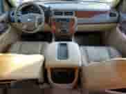 2009 Chevrolet Suburban 1LT z VIN 1GNFC26J09R147755, wystawiony jako Copart lot #72418304 z przebiegiem 239 660 mil mil oraz Szkoda całkowita • Salvage title. Historia ofert i sprzedaży dostępna na DreamBid. Obrazek 8.