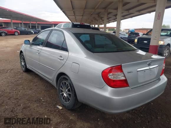 2003 Toyota Camry XLE z VIN 4T1BE32K63U760484, wystawiony jako IAAI lot #43434470 z przebiegiem 350 625 mil mil oraz . Historia ofert i sprzedaży dostępna na DreamBid. Obrazek 3.
