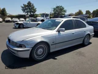 2000 BMW 5 Series 528i с VIN WBADM6345YGU19775, выставлен на аукционе Copart как лот 66575655 с пробегом 216 624 миль миль и Списание • Salvage title. История ставок и продаж доступна на DreamBid. Изображение 1.