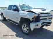 2017 Chevrolet Silverado 2500HD LTZ z VIN 1GC1KWEY5HF233672, wystawiony jako IAAI lot #42708939 z przebiegiem 147 281 mil mil oraz . Historia ofert i sprzedaży dostępna na DreamBid. Obrazek 1.