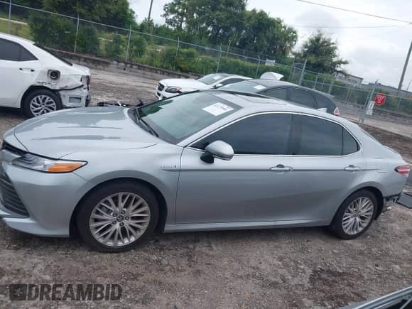 2020 Toyota Camry Hybrid XLE z VIN 4T1F31AK0LU519386, wystawiony jako IAAI lot #43175906 z przebiegiem 33 991 mil mil oraz . Historia ofert i sprzedaży dostępna na DreamBid. Obrazek 14.