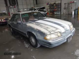 1989 Ford Mustang z VIN 1FABP40A3KF188992, wystawiony jako IAAI lot #42076796 z przebiegiem 43 676 mil mil oraz . Historia ofert i sprzedaży dostępna na DreamBid. Obrazek 1.