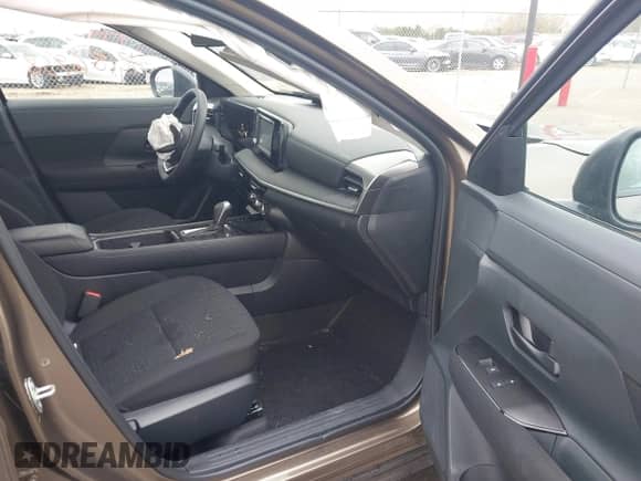 2025 Nissan Kicks S with VIN 3N8AP6BA0SL305890, listed as a IAAI auction lot 42186938 with 11,570 mi miles and . Bid and sale history available at DreamBid. Image 5.