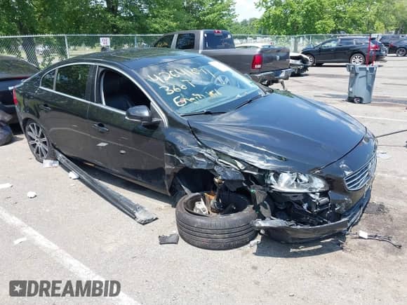 2018 Volvo S60 Inscription z VIN LYV402TK6JB173004, wystawiony jako IAAI lot #42641047 z przebiegiem 121 357 mil mil oraz . Historia ofert i sprzedaży dostępna na DreamBid. Obrazek 1.