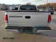 2001 Dodge Dakota z VIN 1B7GG22X71S348268, wystawiony jako Copart lot #82101434 z przebiegiem 267 004 mil mil oraz Szkoda całkowita • Salvage title. Historia ofert i sprzedaży dostępna na DreamBid. Obrazek 6.