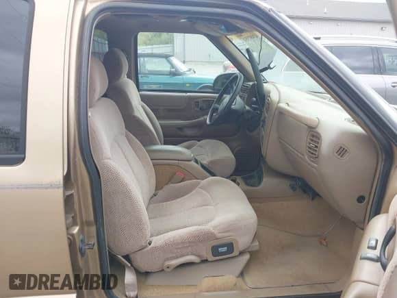 1999 Chevrolet Blazer LS z VIN 1GNDT13W3X2116071, wystawiony jako IAAI lot #43497351 z przebiegiem 53 255 mil mil oraz . Historia ofert i sprzedaży dostępna na DreamBid. Obrazek 5.