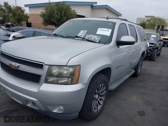 2010 Chevrolet Suburban LT z VIN 1GNUCJE03AR238548, wystawiony jako IAAI lot #42104596 z przebiegiem 153 959 mil mil oraz . Historia ofert i sprzedaży dostępna na DreamBid. Obrazek 2.