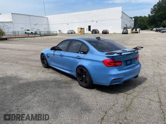 2017 BMW M3 z VIN WBS8M9C30H5G85547, wystawiony jako Copart lot #65657175 z przebiegiem 50 160 mil mil oraz Czysty tytuł • Clean title. Historia ofert i sprzedaży dostępna na DreamBid. Obrazek 3.