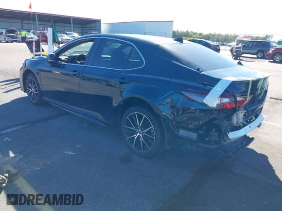 2021 Toyota Camry SE z VIN 4T1T11AK2MU599364, wystawiony jako IAAI lot #43469563 z przebiegiem 69 703 mil mil oraz . Historia ofert i sprzedaży dostępna na DreamBid. Obrazek 3.