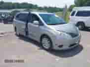 2012 Toyota Sienna XLE z VIN 5TDDK3DCXCS032053, wystawiony jako IAAI lot #42423082 z przebiegiem 338 112 mil mil oraz . Historia ofert i sprzedaży dostępna na DreamBid. Obrazek 1.