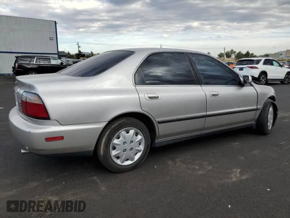 1996 Honda Accord LX z VIN 1HGCD5631TA046176, wystawiony jako Copart lot #69990845 z przebiegiem 133 087 mil mil oraz Szkoda całkowita • Salvage title. Historia ofert i sprzedaży dostępna na DreamBid. Obrazek 3.