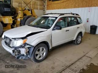 2011 Subaru Forester X z VIN JF2SHABC1BH739477, wystawiony jako Copart lot #81896015 z przebiegiem 121 729 mil mil oraz Szkoda całkowita • Salvage title. Historia ofert i sprzedaży dostępna na DreamBid. Obrazek 1.