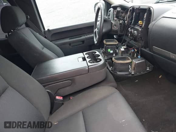 2010 Chevrolet Silverado 1500 LT with VIN 1GCSKSEA1AZ103926, listed as a IAAI auction lot 42263315 with 261,373 mi miles and . Bid and sale history available at DreamBid. Image 5.