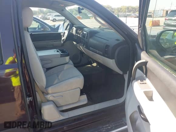 2008 Chevrolet Silverado 1500 1LT with VIN 1GCEC19028Z129340, listed as a IAAI auction lot 43340487 with 233,839 mi miles and . Bid and sale history available at DreamBid. Image 5.