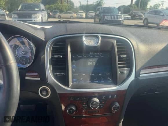 2012 Chrysler 300 Limited z VIN 2C3CCACG7CH243246, wystawiony jako Copart lot #91070925 z przebiegiem 93 469 mil mil oraz Czysty tytuł • Clean title. Historia ofert i sprzedaży dostępna na DreamBid. Obrazek 9.