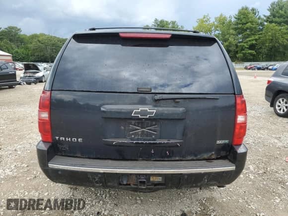 2011 Chevrolet Tahoe LTZ z VIN 1GNSKCE03BR218789, wystawiony jako Copart lot #71005005 z przebiegiem 148 342 mil mil oraz Czysty tytuł • Clean title. Historia ofert i sprzedaży dostępna na DreamBid. Obrazek 6.