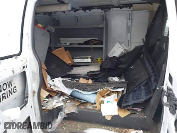 2018 Chevrolet Express Cargo z VIN 1GCWGBFP9J1262486, wystawiony jako IAAI lot #41292552 z przebiegiem 101 709 mil mil oraz . Historia ofert i sprzedaży dostępna na DreamBid. Obrazek 8.