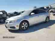 2013 Chevrolet Cruze 1LT z VIN 1G1PC5SB2D7141465, wystawiony jako Copart lot #70474115 z przebiegiem 141 669 mil mil oraz Czysty tytuł • Clean title. Historia ofert i sprzedaży dostępna na DreamBid. Obrazek 1.