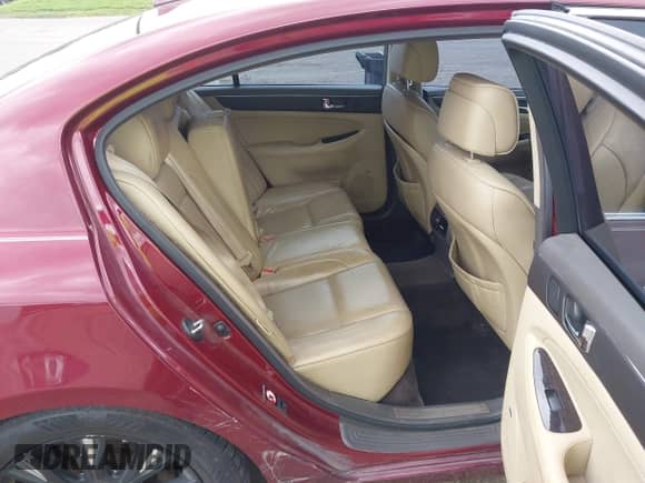 2010 Hyundai Genesis z VIN KMHGC4DE2AU077493, wystawiony jako IAAI lot #42176511 z przebiegiem 283 662 mil mil oraz . Historia ofert i sprzedaży dostępna na DreamBid. Obrazek 8.