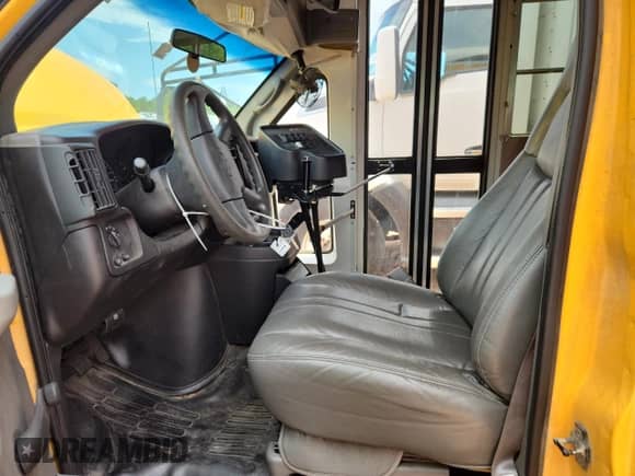 2004 Chevrolet Express Commercial DRW C7L с VIN 1GBJG31U441124800, выставлен на аукционе Copart как лот 62553055 с пробегом 76 899 миль миль и Списание • Salvage title. История ставок и продаж доступна на DreamBid. Изображение 7.