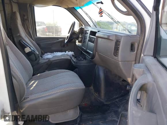 2005 Chevrolet Express Cargo z VIN 1GCFG15X551208054, wystawiony jako IAAI lot #43305665 z przebiegiem 204 379 mil mil oraz . Historia ofert i sprzedaży dostępna na DreamBid. Obrazek 5.