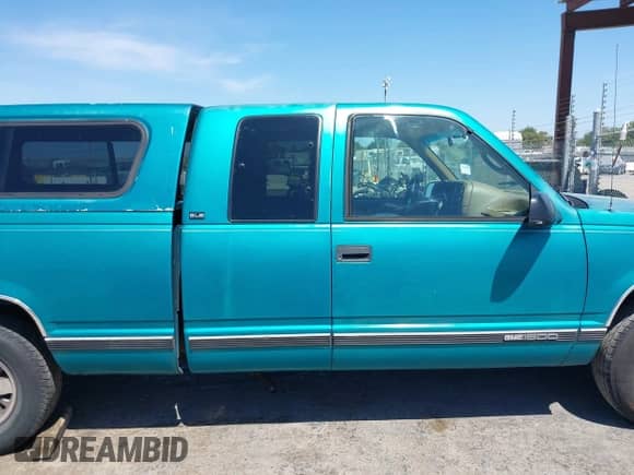 1995 GMC Sierra 1500 z VIN 2GTEC19K7S1506164, wystawiony jako IAAI lot #42595774 z przebiegiem 202 675 mil mil oraz . Historia ofert i sprzedaży dostępna na DreamBid. Obrazek 13.