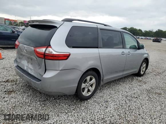 2017 Toyota Sienna LE Auto Access Seat z VIN 5TDKZ3DCXHS823225, wystawiony jako Copart lot #67157225 z przebiegiem 258 906 mil mil oraz Szkoda całkowita • Salvage title. Historia ofert i sprzedaży dostępna na DreamBid. Obrazek 3.